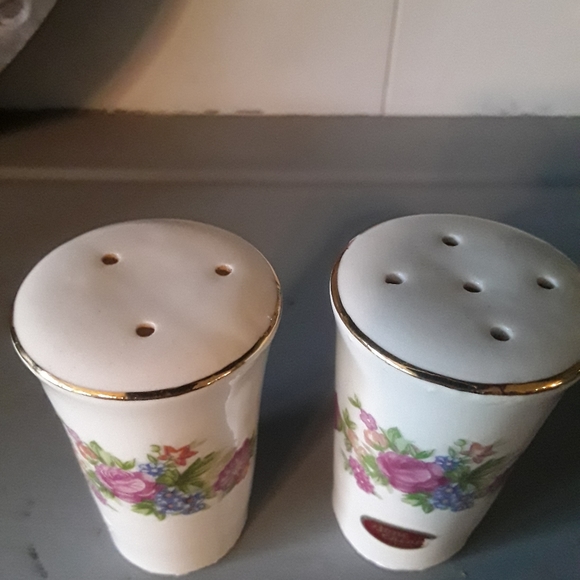 Bone China I Salt and Pepper Shakers - Picture 2 of 6